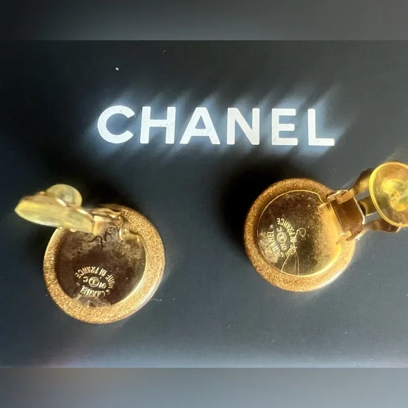 🍀 CHANEL 2001 season Amber and resin Clip on earrings - Picture 8 of 9